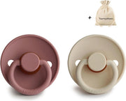 FRIGG | Fopspeen Duo | T1 | 0-6 maanden | Classic | Natuurrubber | Sandstone + Woodchuck | Met YOURMUSTHAVES speenzakje