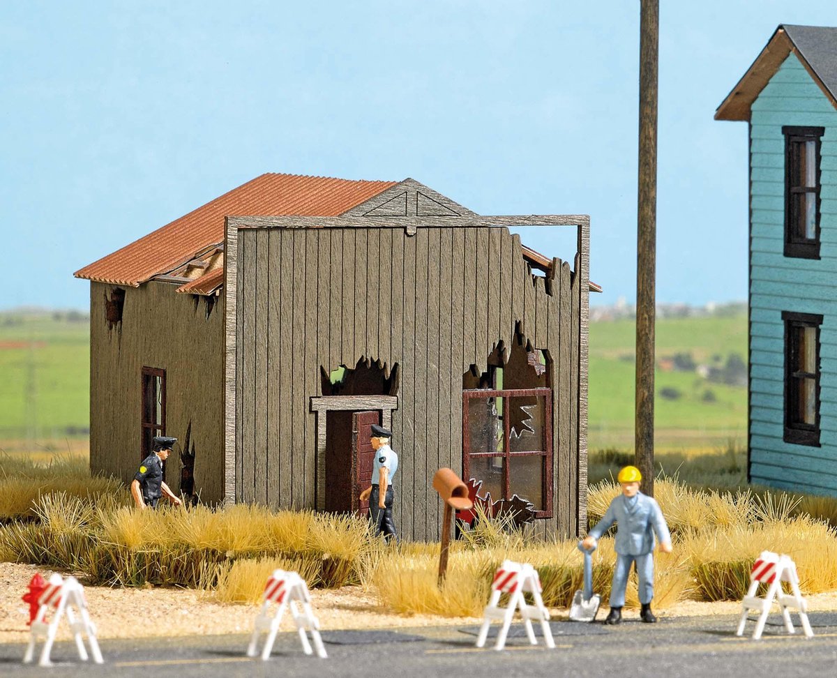 Busch - Verfallenes Haus H0 (5/20) * - BU9718 - modelbouwsets