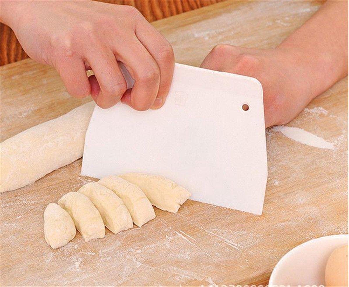 LOUZIR  Deeg snijder - Deegschraper - voor Taart – Cake - Deeg Kunststof Schraper  -  Deegkrabber - Deeg cutter Keuken tool - Wit