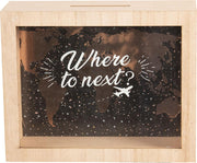 Spaarpot Where to next? | Spaarpot Hout | Spaarvarken | 16x20x7 CM | Houten Kist | Geldkistje | Wereldkaart | Herbruikbaar | Bruin hout leuke spaarpot | Woondecoratie | Hout | Glas |