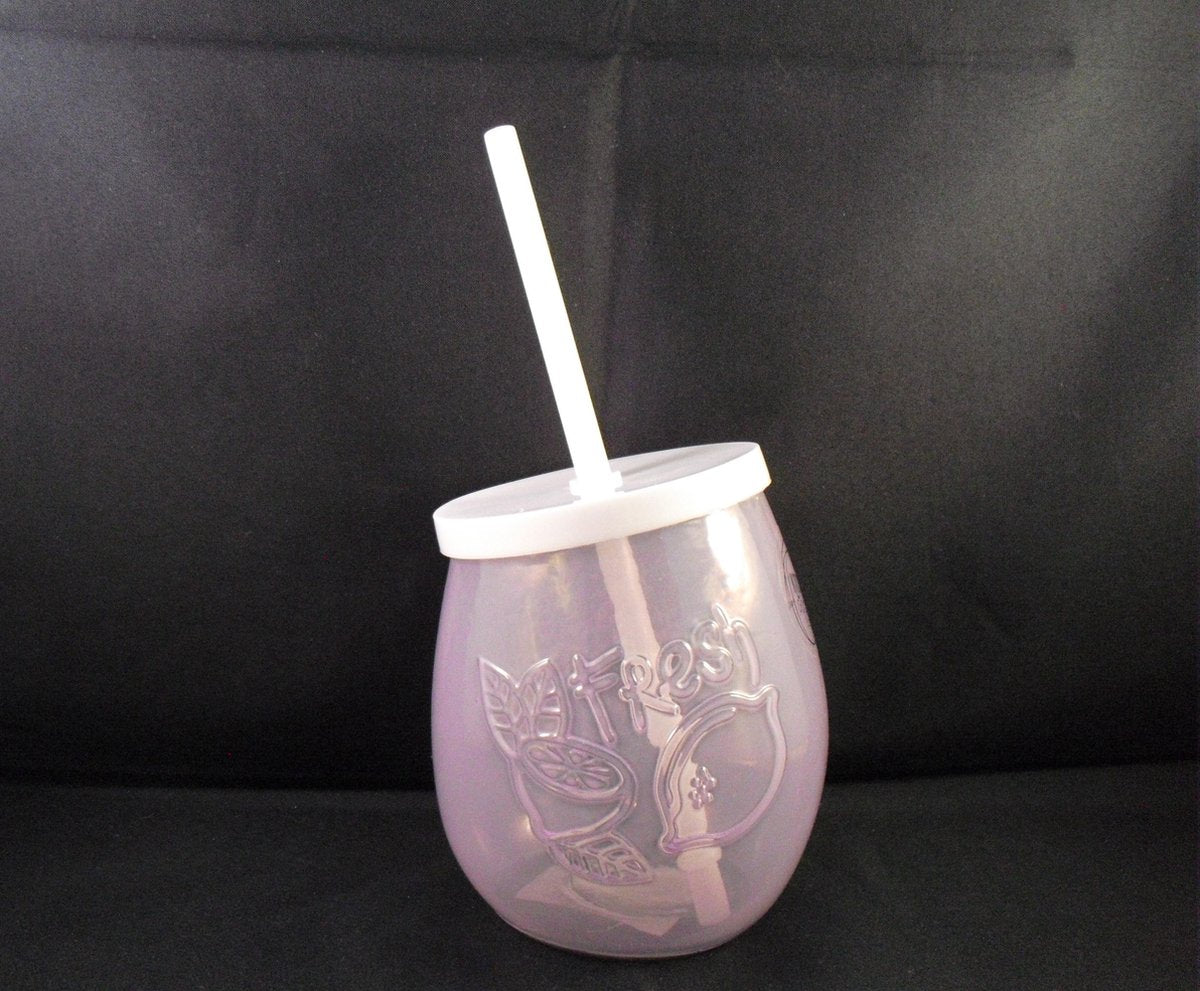 Drinkbeker van glas met rietje