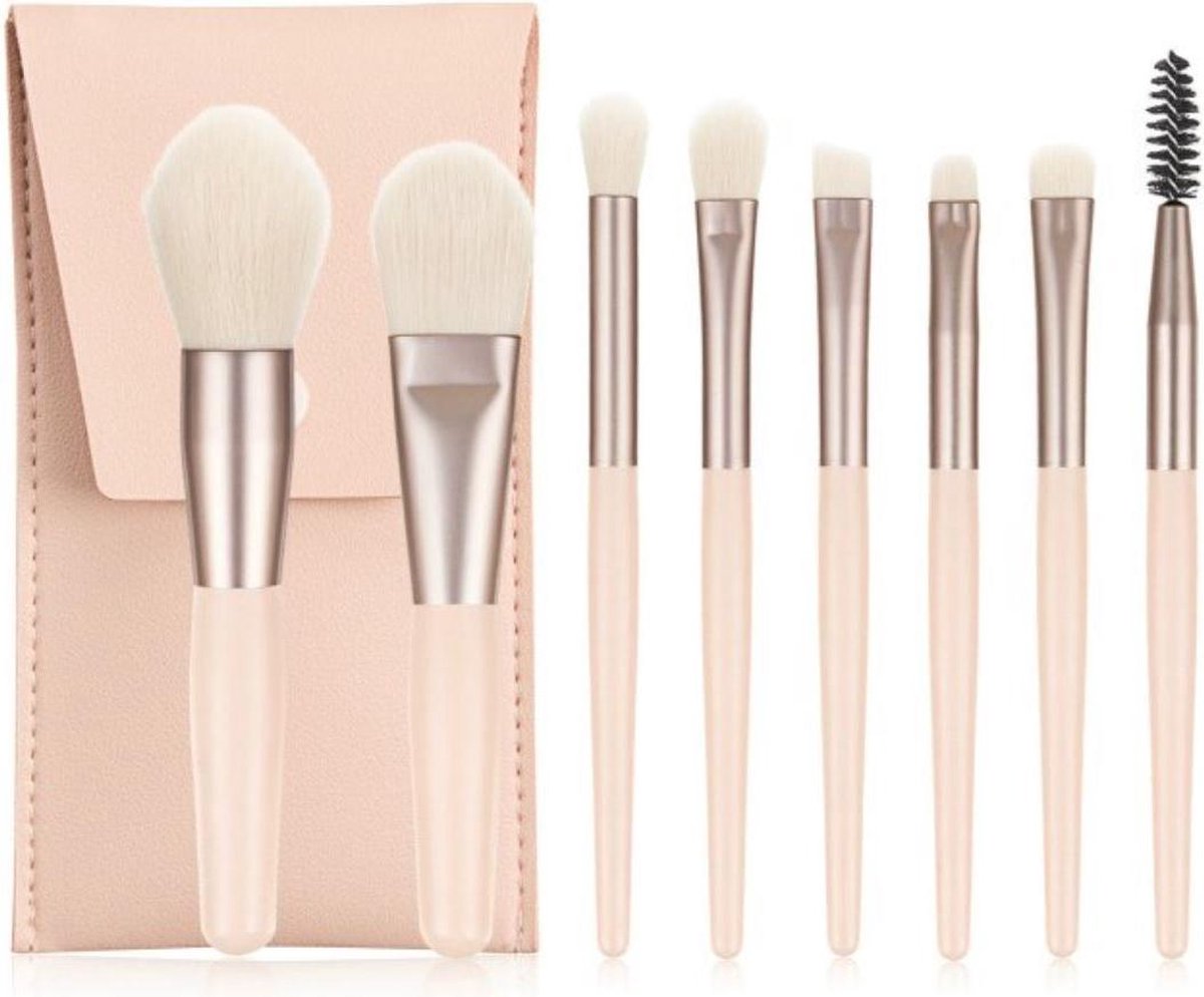 8 stuks make-up kwasten met etui beige