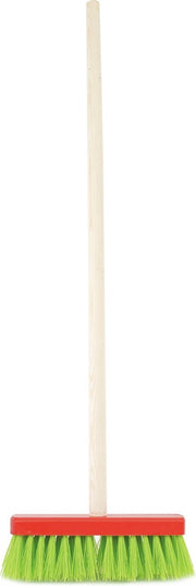 2x stuks buiten kinderbezem groen met houten steel 80 cm - Kinderspeelgoed schoonmaakartikelen/buitenbezems