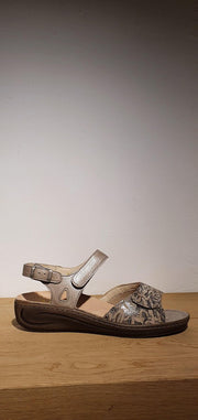 Fidelio Sandaal Bloem Sleehak Taupe Metallic 434033-53