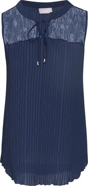 Cassis - Plisséblouse met bovenaan voile met reliëfborduurwerk - Marineblauw