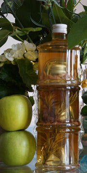 Appel vinegar with herbs