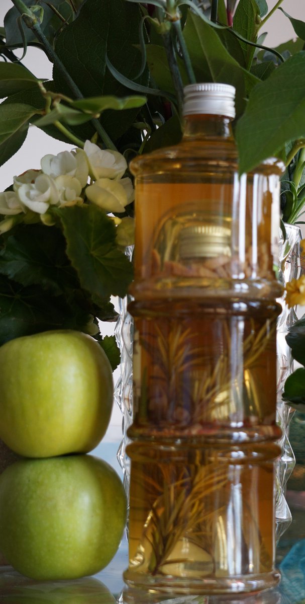 Appel vinegar with herbs