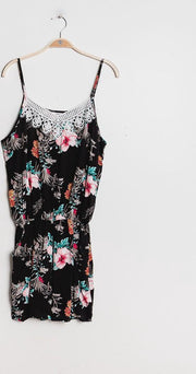 Dames Jumpsuit | playsuit | bloemen-print |spaghettibandjes | Elastiek taille |L-XL| Zwart