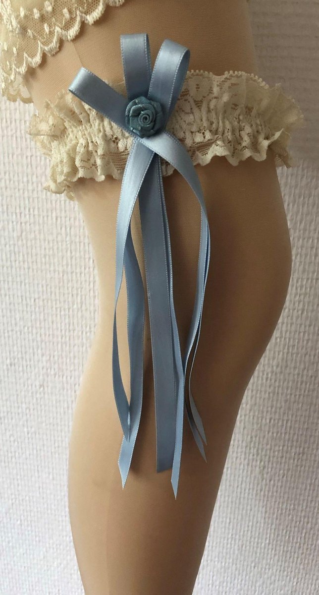 Kousenband ivoor met licht blauw satijnen linten en een blauw roosje voor de bruid