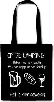 Tas tekst Op De camping hebben we het gezellig met een hapje en een drankje cadeau voor papa opa vaderdag mama oma moederdag verjaardag vrouw man met grappige tekst bedrukt cadeau opa mama papa opa oma vrouwen dames mannen heren anders dan tekstbord