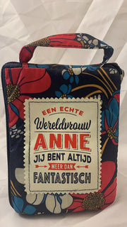 Shopper bag dames met leuke tekst EEN ECHTE WERELDVROUW ANNE JIJ BENT ALTIJD MEER DAN FANTASTISCH winkeltasje Wordt geleverd in cellofaan met linten