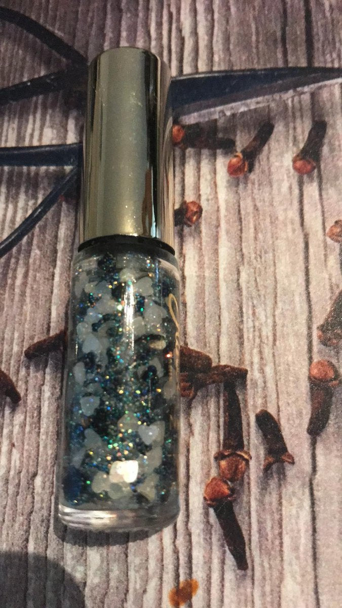 nagellak  doorzichtig  donker blauw en witte  hartjes op je nagellak aanbrengen ( extra laag lakje met hartjes)