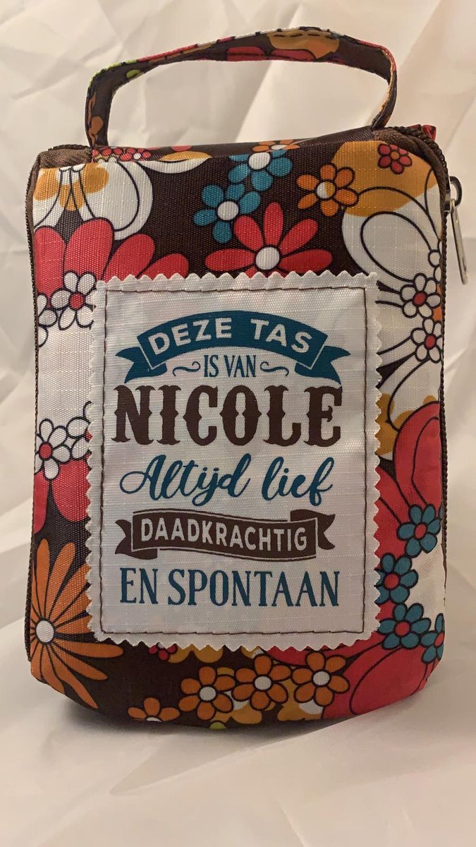 Shopper bag dames met leuke tekst DEZE TAS IS VAN NICOLE ALTIJD LIEF DAADKRACHTIG EN SPONTAAN winkeltasje Wordt geleverd in cellofaan met linten