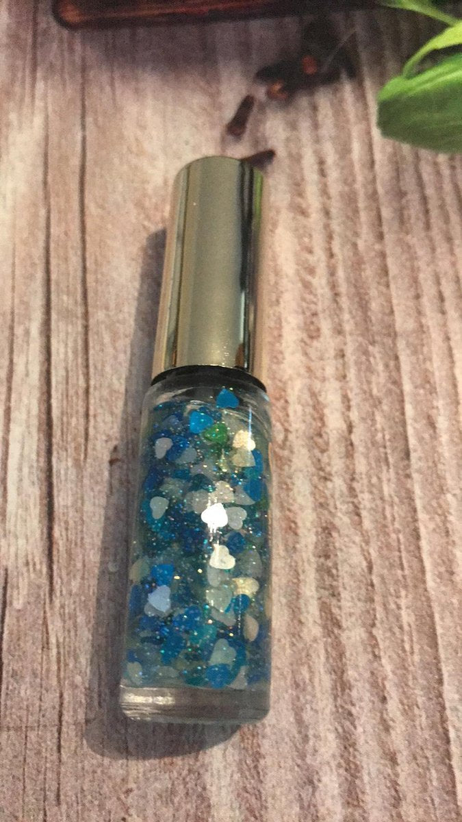 nagellak doorzichtig met blauw en witte hartjes op je nagellak aanbrengen ( extra laag lakje met hartjes)