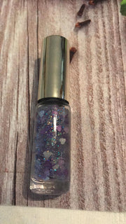 nagellak doorzichtig met paars en witte hartjes op je nagellak aanbrengen ( extra laag lakje met hartjes)