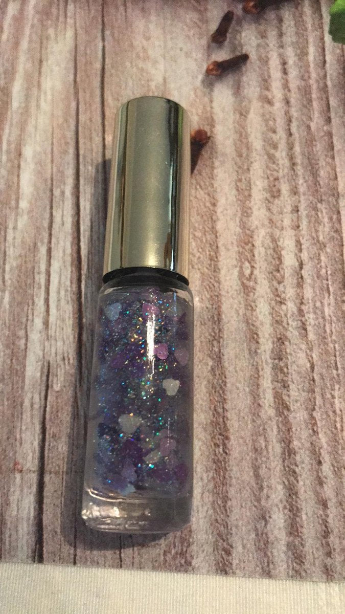 nagellak doorzichtig met paars en witte hartjes op je nagellak aanbrengen ( extra laag lakje met hartjes)