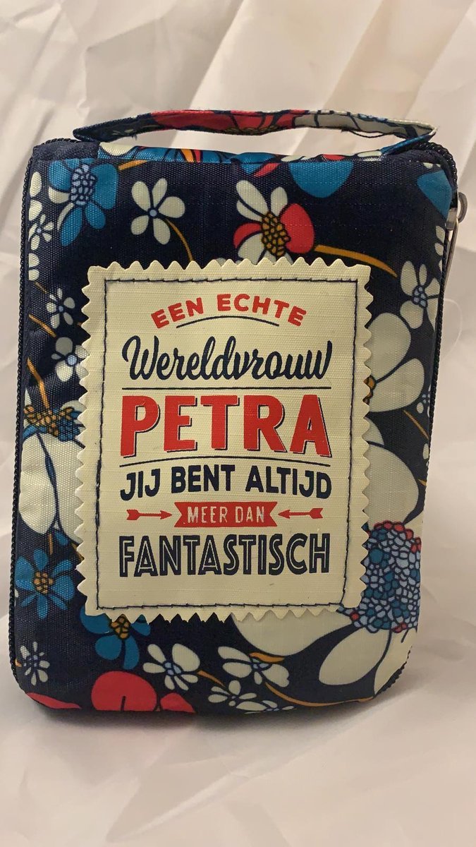 Shopper bag dames met leuke tekst EEN ECHTE WERELDVROUW PETRA JIJ BENT ALTIJD MEER DAN FANTASTISCH winkeltasje Wordt geleverd in cellofaan met linten
