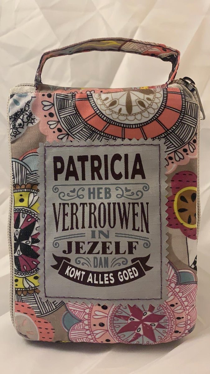Shopper bag dames met leuke tekst PATRICIA HEB VERTROUWEN IN JEZELF DAN KOMT ALLES GOED winkeltasje Wordt geleverd in cellofaan met linten