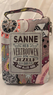 Shopper bag dames met leuke tekst SANNE HEB VERTROUWEN IN JEZELF DAN KOMT ALLES GOED winkeltasje Wordt geleverd in cellofaan met linten
