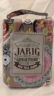 Shopper bag dames met leuke tekst JIJ BENT JARIG DUS GEFELICITEERD EN NOG VELE JAREN winkeltasje Wordt geleverd in cellofaan met linten