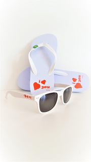 Zomersetje wit met rode hartjes opdruk. Leuk voor naar het strand en festival. Zonnebril en slippers maat 40-44 met Brasil logo.
