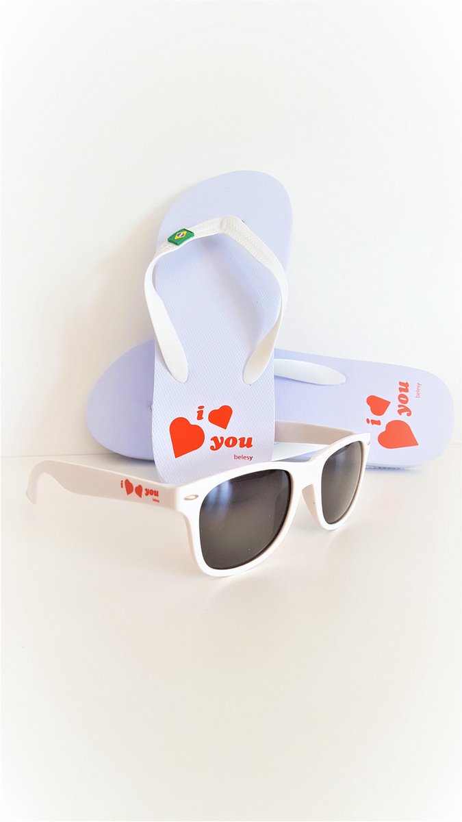 Zomersetje wit met rode hartjes opdruk. Leuk voor naar het strand en festival. Zonnebril en slippers maat 40-44 met Brasil logo.