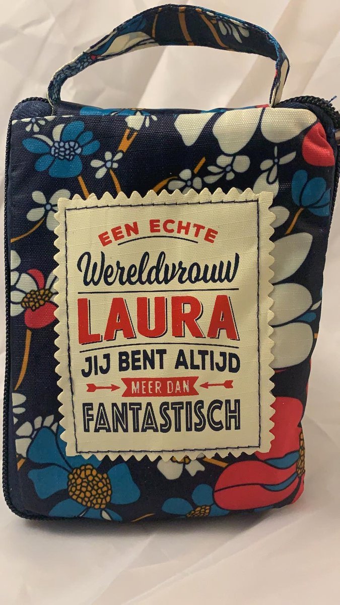 Shopper bag dames met leuke tekst EEN ECHTE WERELDVROUW LAURA JIJ BENT ALTIJD MEER DAN FANTASTISCH winkeltasje Wordt geleverd in cellofaan met linten