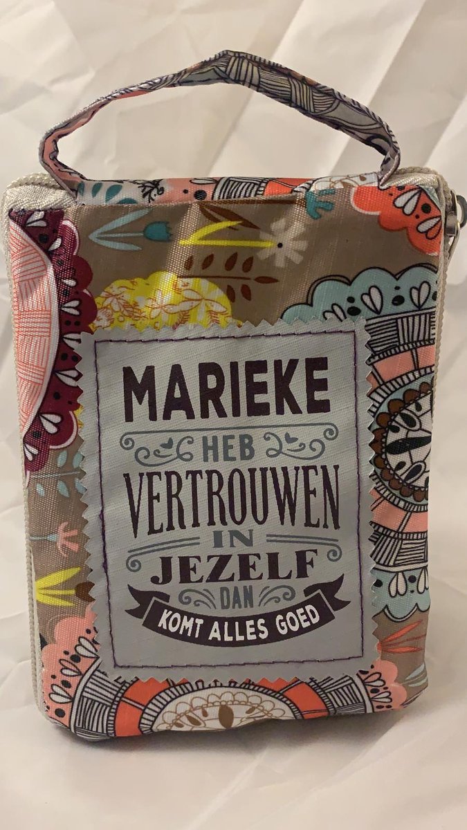 Shopper bag dames met leuke tekst MARIEKE HEB VERTROUWEN IN JEZELF DAN KOMT ALLES GOED winkeltasje Wordt geleverd in cellofaan met linten