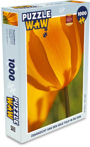 Puzzel 1000 stukjes volwassenen Gele tulp 1000 stukjes - Zijaanzicht van een gele tulp in de zon  - PuzzleWow heeft +100000 puzzels