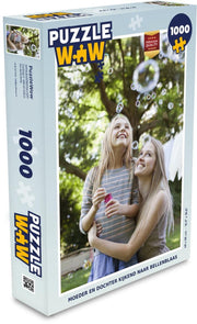 Puzzel 1000 stukjes volwassenen Bellen blazen 1000 stukjes - Moeder en dochter kijkend naar bellenblaas puzzel 1000 stukjes  - PuzzleWow heeft +100000 puzzels