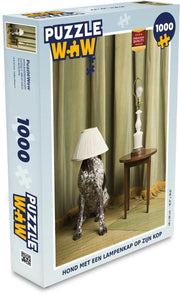 Puzzel 1000 stukjes volwassenen Honden  1000 stukjes - Hond met een lampenkap op zijn kop  - PuzzleWow heeft +100000 puzzels