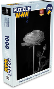 Puzzel 1000 stukjes volwassenen Boterbloem 1000 stukjes - Zwart-witte close-up van een boterbloem  - PuzzleWow heeft +100000 puzzels