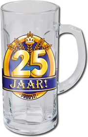 Verjaardag - Bierpul -25 Jaar - Gevuld met gele snoepmix - En een schuimkraag van witte snoepmix - In cadeauverpakking  met gekleurd lint