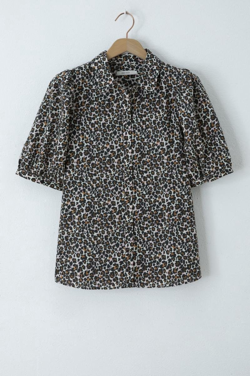 Sissy-Boy - Doorknoop blouse met all over panterprint en pofmouwen
