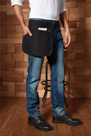 'Metro'  Apron Zwart PR138  Met een tabletzak in jeansstijl en een ritszak. Regelbare riem met sluithaak in antiek messing en een D-ring.