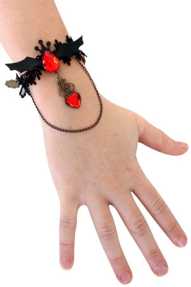 Armband kant vleermuis met rode steen