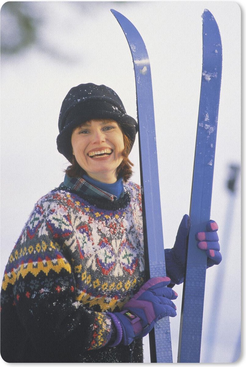 Muismat - Mousepad - Een vrouw met ski's in haar handen in de jaren 90 - 40x60 cm