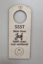 Houten deurhanger juf - cadeau - afscheid juf - einde schooljaar - cadeautje voor de juffrouw - liefste juf - tijd voor rust - deurhanger - ssst decoratie