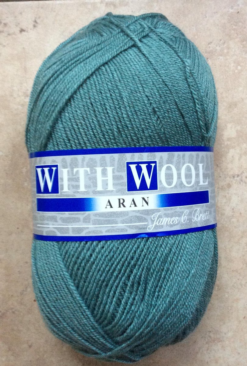 XXL BOL ARAN MET WOL 4AR 73. PER STUK.
