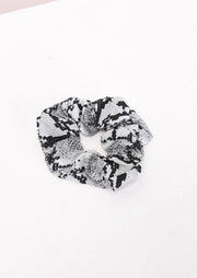 Haar scrunchie - haarscrunchie - snake print - slangenprint - fashion - trend - elastiek - haarelastiek - zwart wit