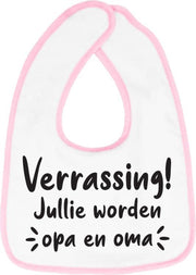 Hospitrix Slabbetje met tekst " Verrassing! Jullie worden opa en oma" Roze - Cadeau Zwangerschap - Baby Kwijldoek - Kwijllap - Morslap - Bavette