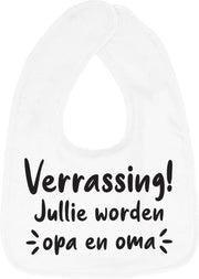 Hospitrix Slabbetje met tekst " Verrassing! Jullie worden opa en oma" Wit - Cadeau Zwangerschap - Baby Kwijldoek - Kwijllap - Morslap - Bavette