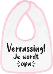Hospitrix Slabbetje met tekst "Verrassing! Je wordt opa! " Roze - Cadeau Zwangerschap - Baby Kwijldoek - Kwijllap - Morslap - Bavette