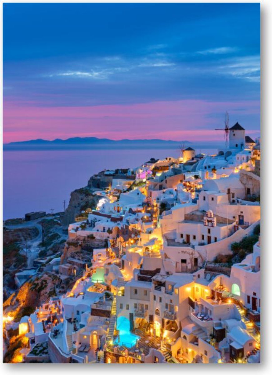 Oia met traditionele witte huizen en windmolens op het eiland Santorini