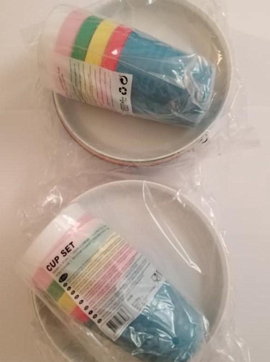 zes kleurige borden en bekers set kunststof diameter bord 18 cm/ diameter 7 cm / lengte beker 7 cm 24 stuks