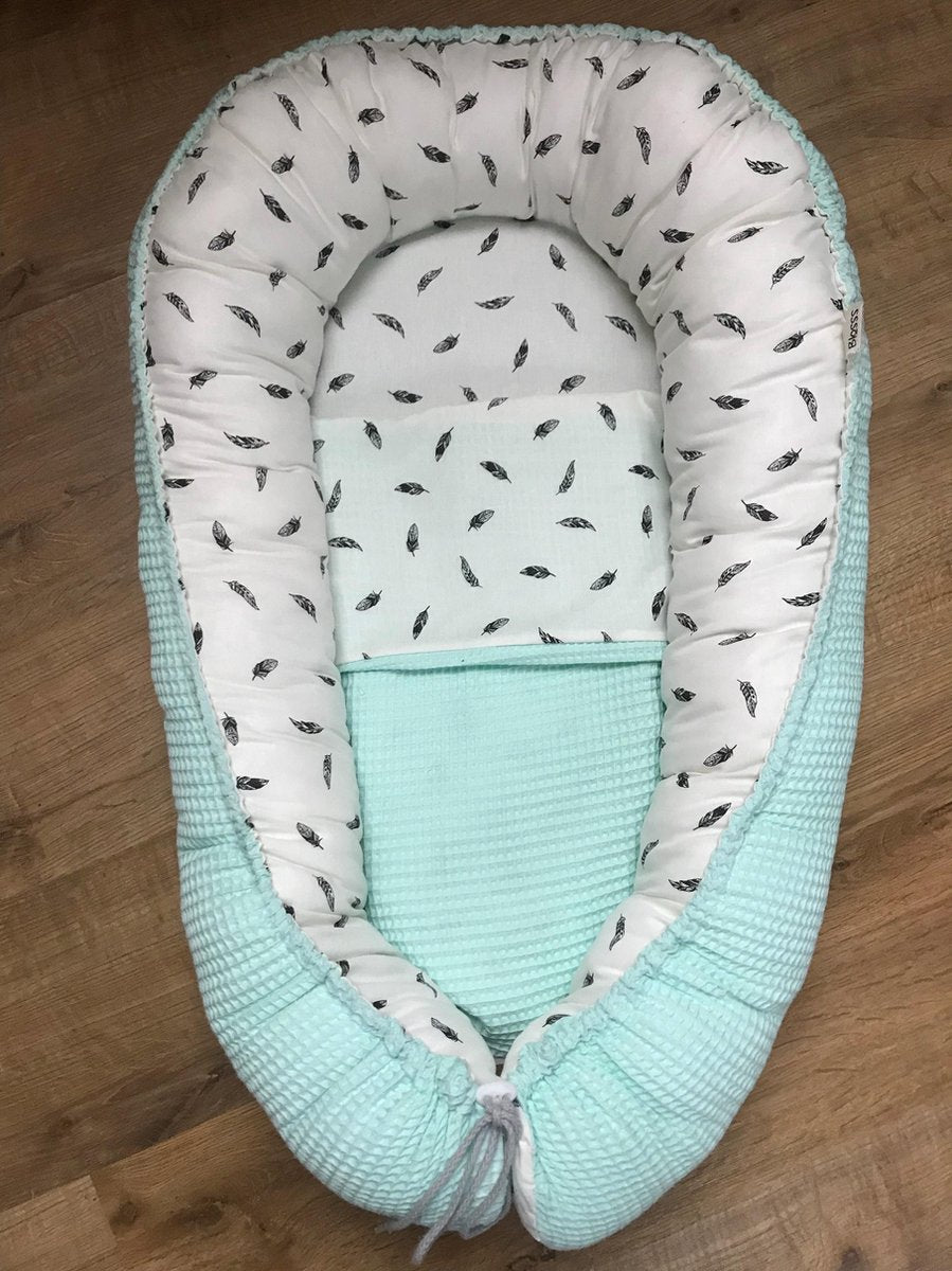 BABYNESTJE Mintgroen/Veertjes