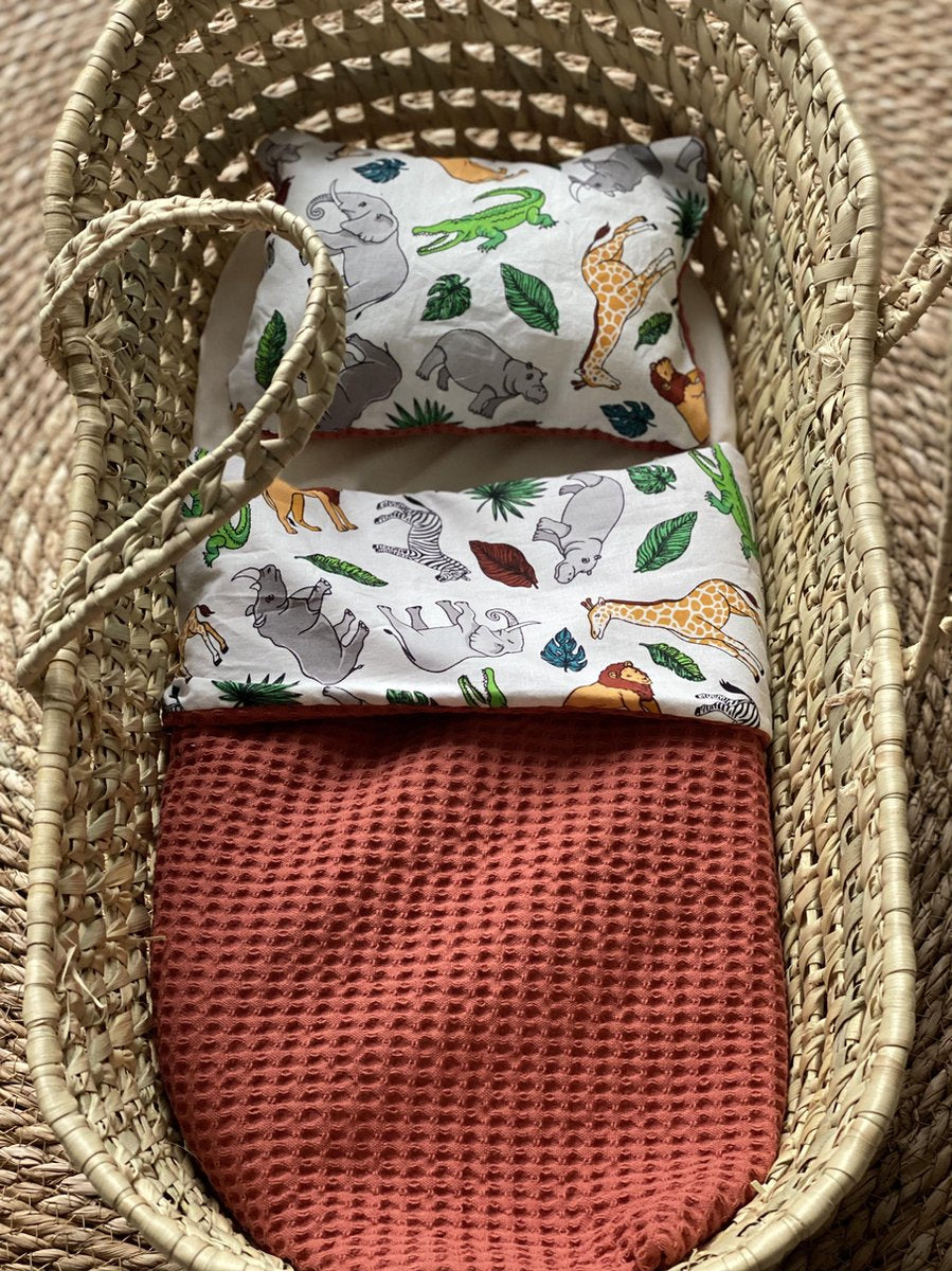 poppendeken & kussentje terracotta met dierenprint. poppenbeddengoed