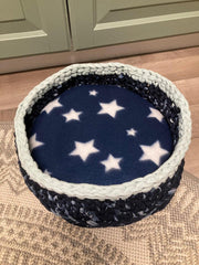 RAM-Real-Amazing-Merchandise-handgemaakt-honden-katten-mand-model-Basket-gerecycled-blauw-textielgaren-los-binnenkussen-donkerblauwe-fleece-en-lichtblauw-ecoleer-met-traagschuim-kussen-met-waterbestendige-stof-uitwasbaar-maat-30-30-11-cm