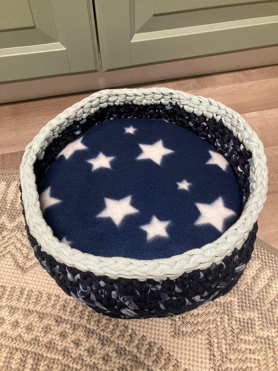 RAM-Real-Amazing-Merchandise-handgemaakt-honden-katten-mand-model-Basket-gerecycled-blauw-textielgaren-los-binnenkussen-donkerblauwe-fleece-en-lichtblauw-ecoleer-met-traagschuim-kussen-met-waterbestendige-stof-uitwasbaar-maat-30-30-11-cm