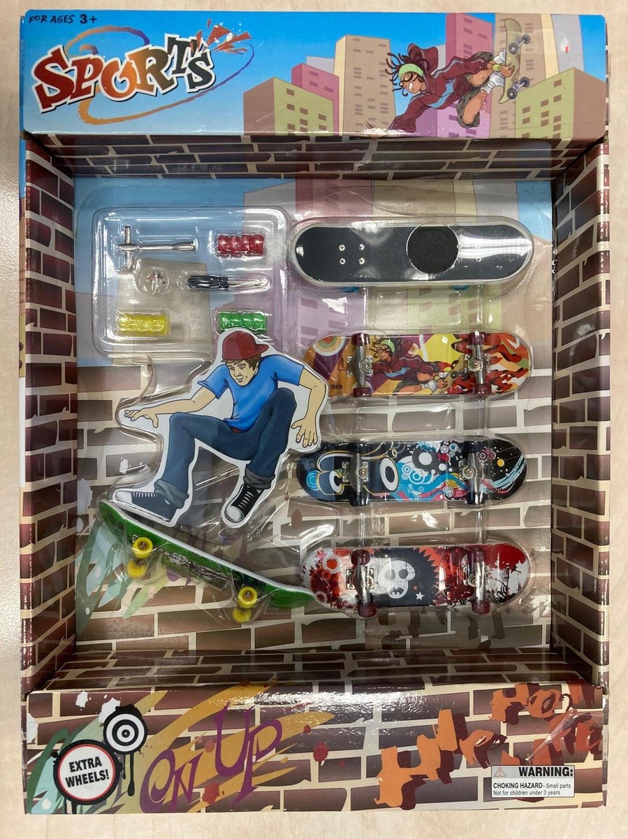 5 Mini skateboards met reserve wielen.